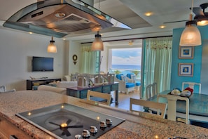 Beachfront 3 Bedroom Condo for 8 guests | In-room dining