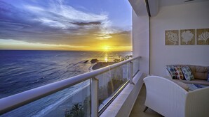 Beachfront 2 Bedroom Condo for 6 guests | Vista a la playa o el mar