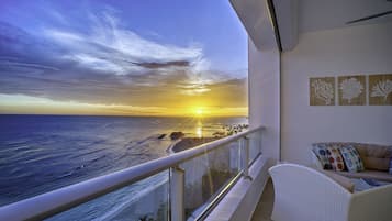 Beachfront 2 Bedroom Condo for 6 guests | Vista a la playa o el mar