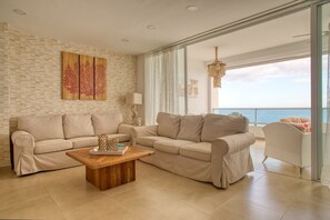 Beachfront 2 Bedroom Condo for 6 guests | Salle de séjour
