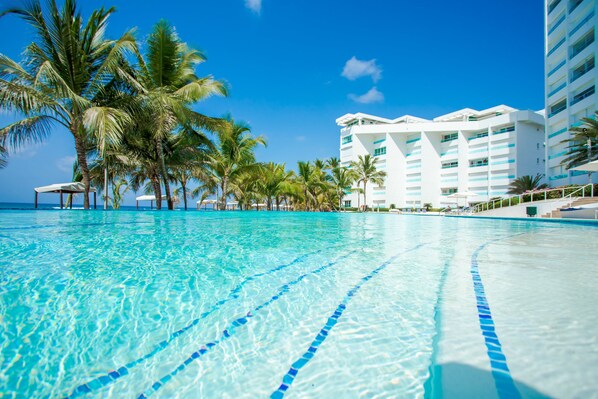 2 piscines extérieures, parasols de plage, chaises longues