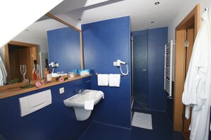 Shower, hair dryer, slippers, towels - Landhaus Lebert (Windelsbach)