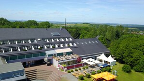 A modern building with multiple floors, large windows, and a rooftop terrace. - Hotel Scheidberg (Wallerfangen)