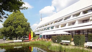 A modern building with a water feature in front. - Hotel Scheidberg (Wallerfangen)