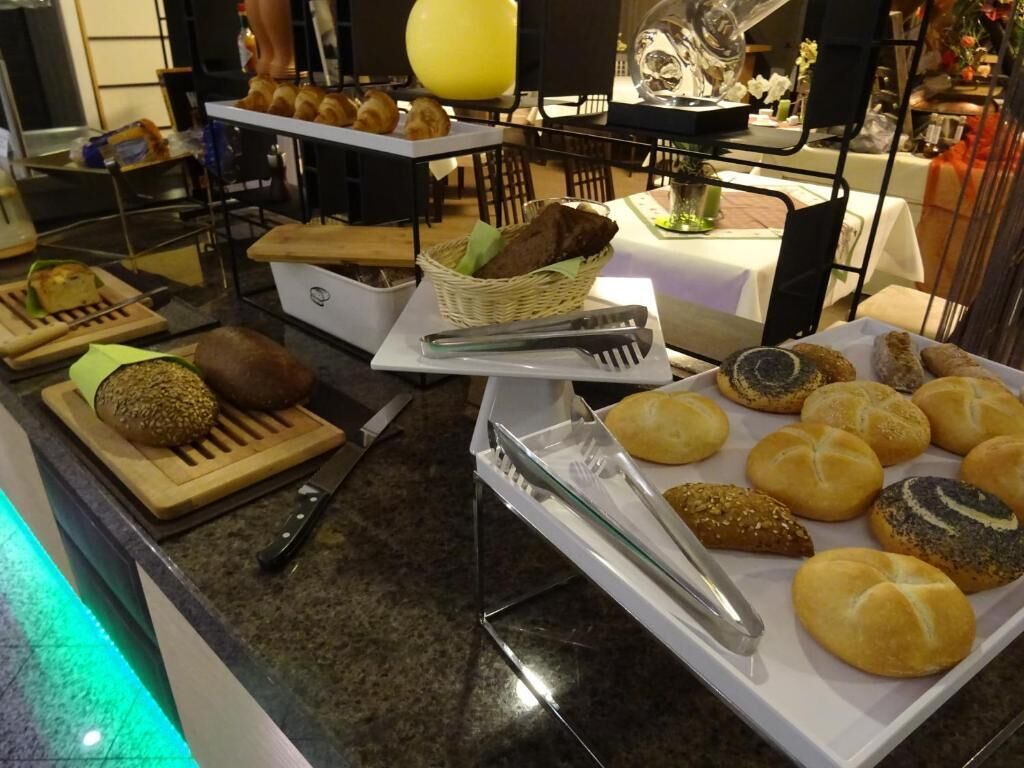 Un buffet proposant une variété de pains et de viennoiseries.