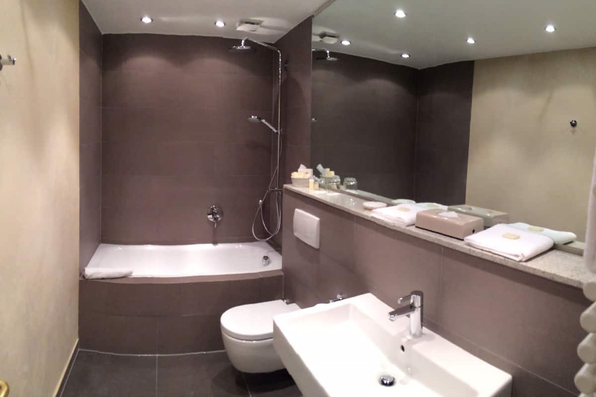 junior suite | bathroom | free toiletries, hair dryer, bathrobes, slippers