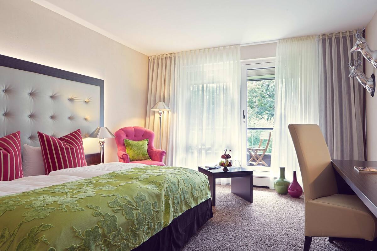 superior single room | desk, iron/ironing board, cots/infant beds, rollaway beds