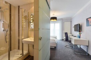 Habitació doble Comfort | Bany | Banyera profunda, articles de tocador gratuïts i assecador de cabells 