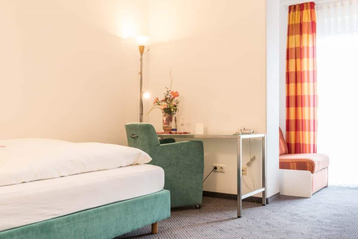 Singola Comfort | Una cassaforte in camera, una scrivania
