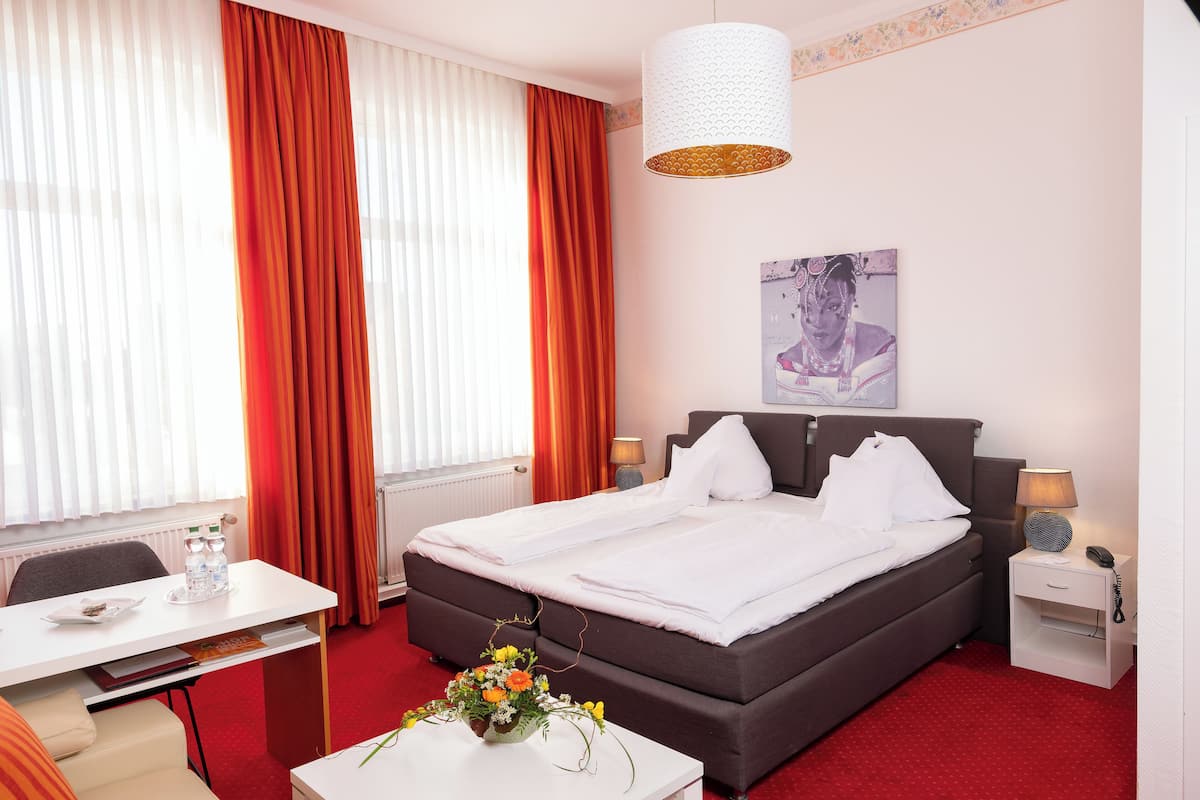 Economy Double Room (stairs required) | Meja, kalis bunyi, seterika/papan seterika, Wi-fi percuma