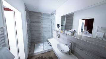 Standaard Twin kamer | Badkamer | Een haardroger, handdoeken