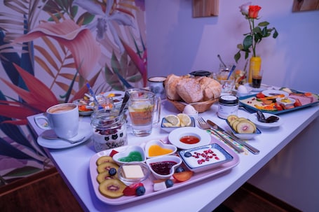Desayuno continental diario (EUR 12.90 por persona). Hotel Madeleine