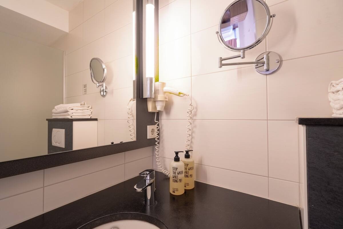 comfort single room | bathroom | shower, eco-friendly toiletries, hair dryer, towels