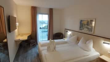 Desk, soundproofing, free WiFi, bed sheets