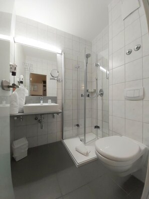Shower, hair dryer, towels - Hotel Montana Limburg (Limburg an der Lahn)