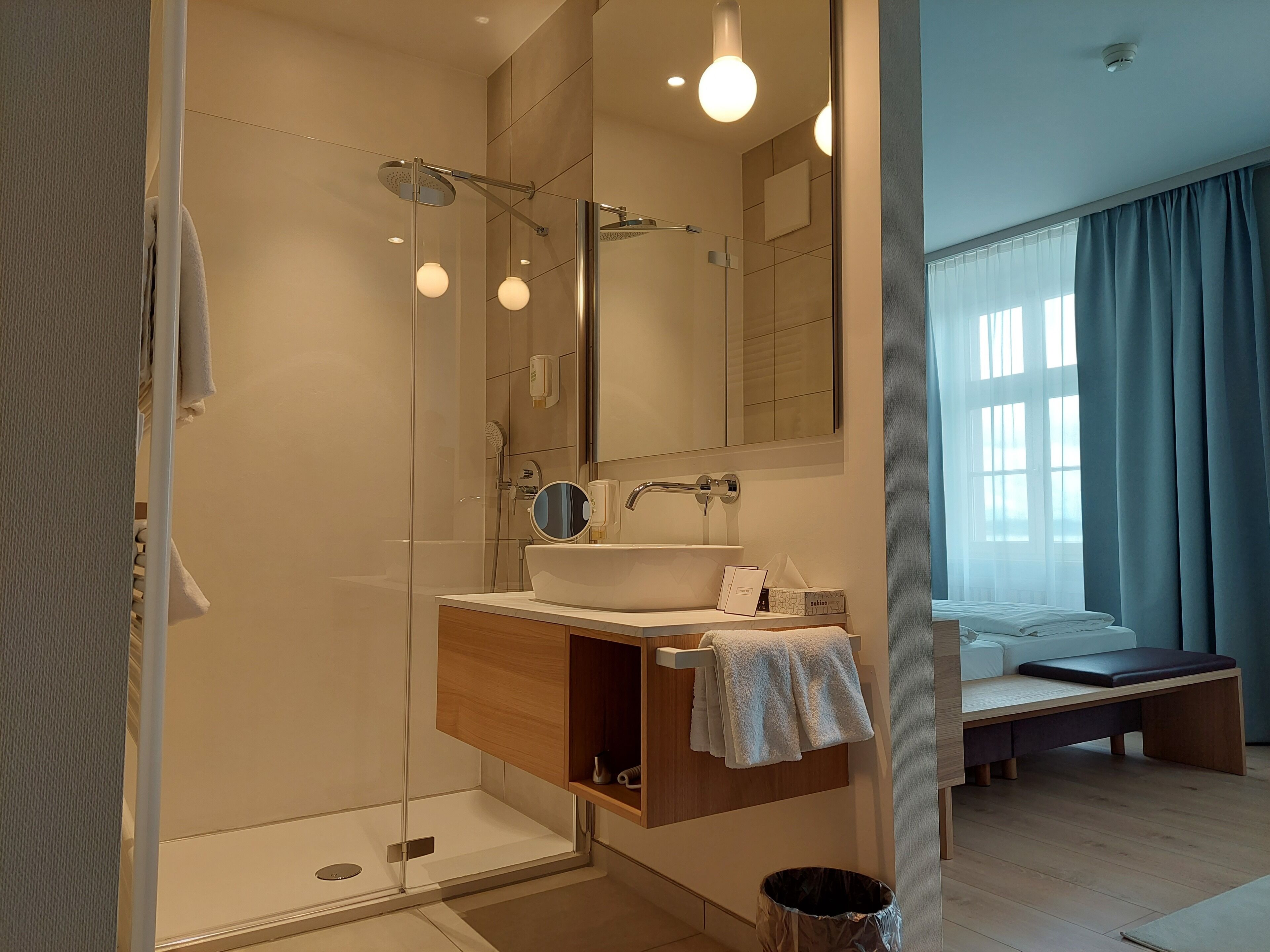 family double room | bathroom | free toiletries, towels