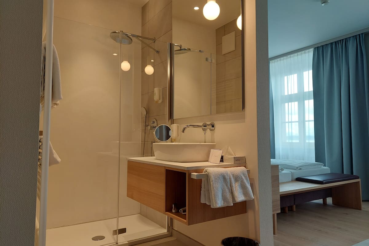 family double room | bathroom | free toiletries, towels
