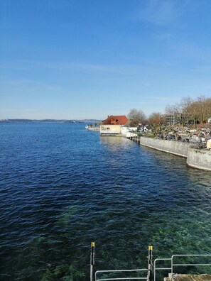 Uitzicht op het water met een gebouw en een steiger.