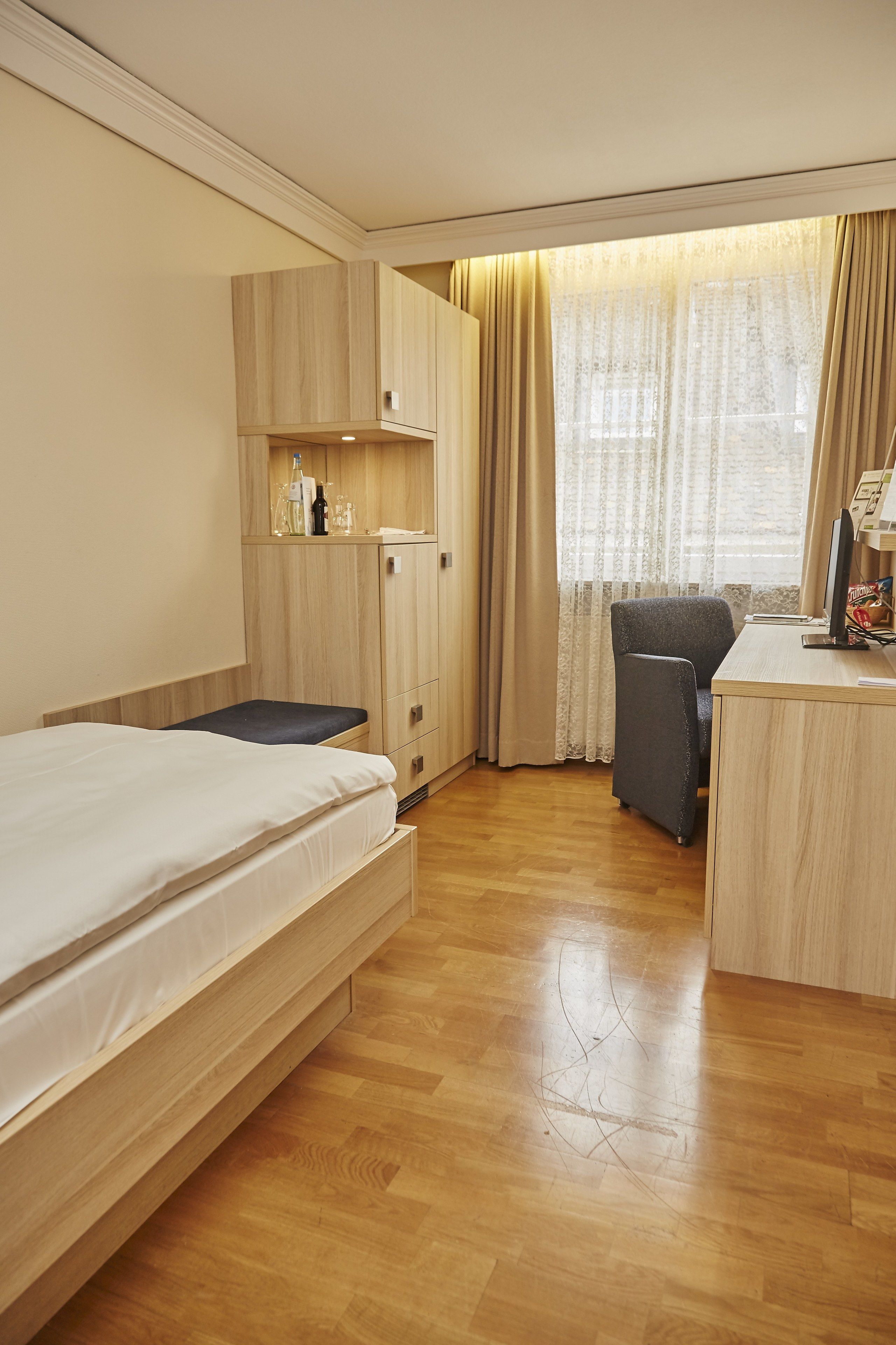 standard single room | premium bedding, minibar, in-room safe, desk