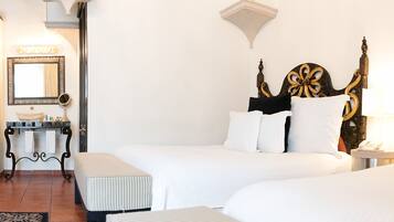 Habitación cuádruple | Ropa de cama de alta calidad, edredones de plumas, caja fuerte