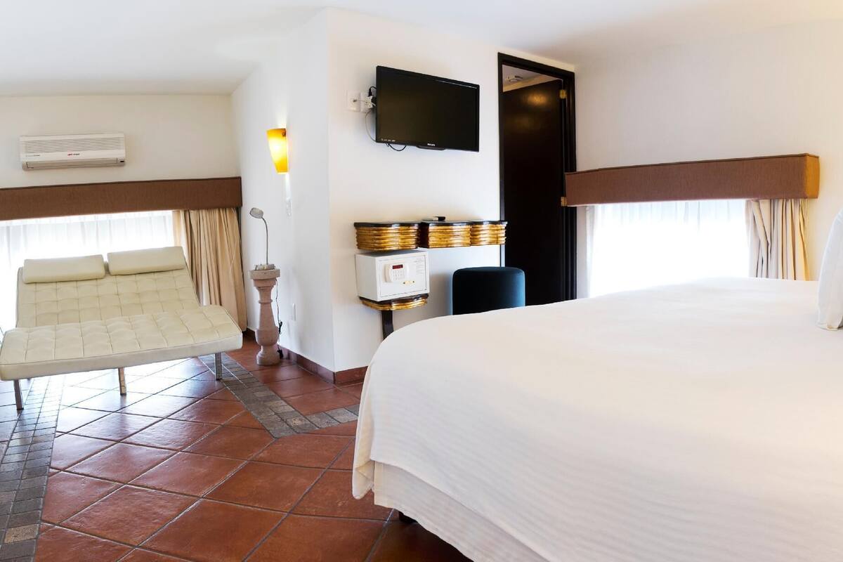 Premium bedding, down comforters, in-room safe, soundproofing