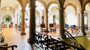 A spacious courtyard with arches, columns, and outdoor seating areas. - HERENCIA By Hosting House (Morelia)