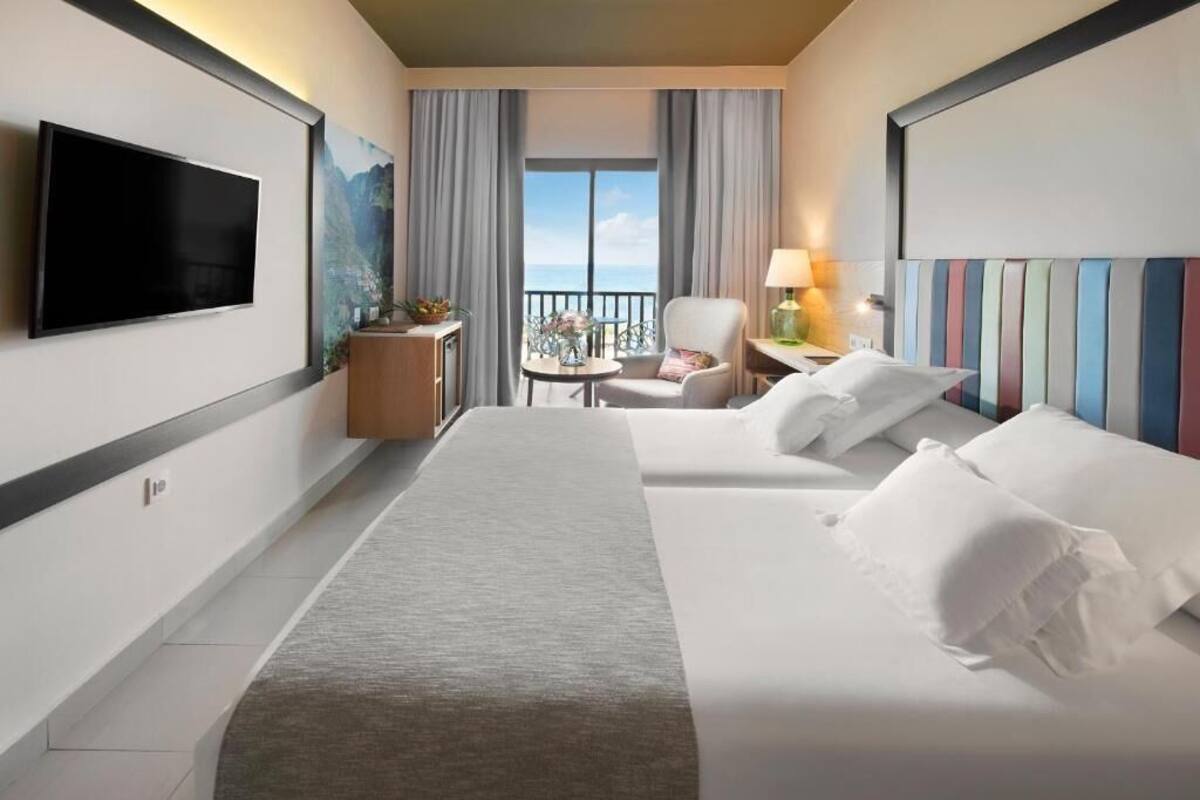 Minibar, skrivebord, blendingsgardiner og wi-fi (inkludert)