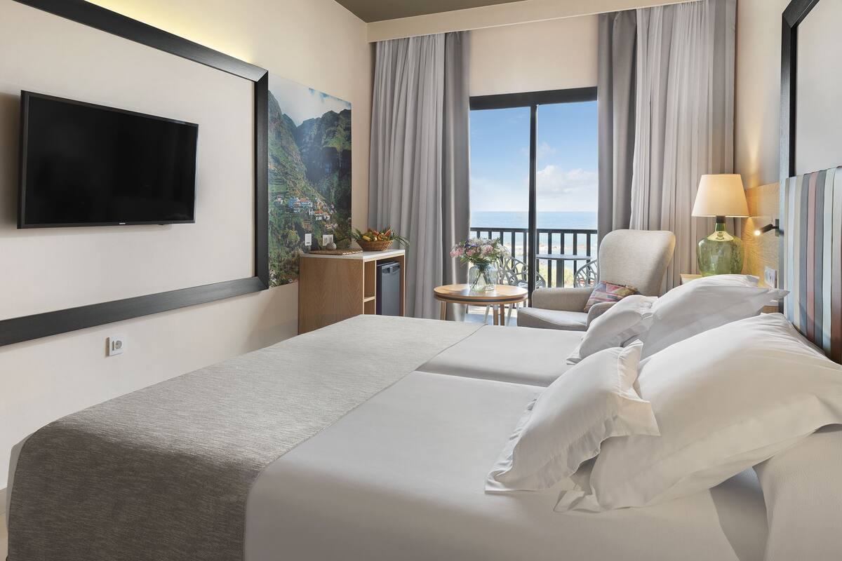 Double Room, Ocean View | Minibar, desk, blackout drapes, WiFi (free)
