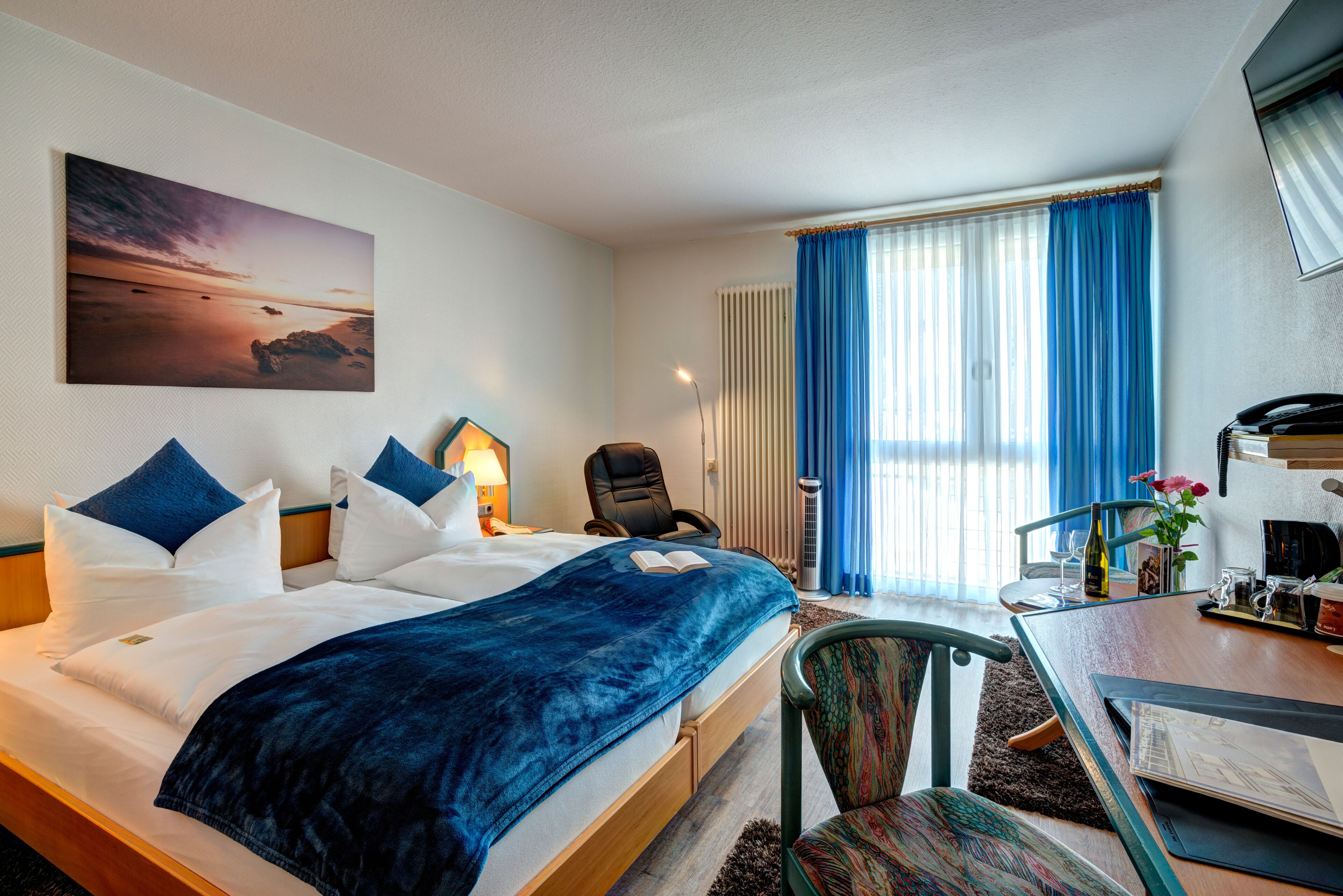 Roupas de cama antialérgicas, frigobar, cofres nos quartos, escrivaninha