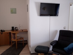Allergikerbettwaren, Minibar, Zimmersafe, Schreibtisch