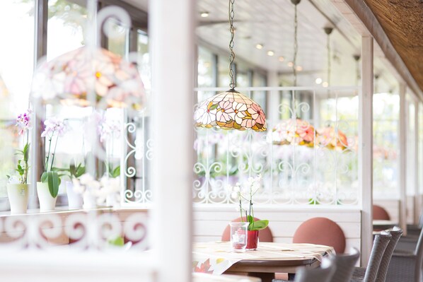 Serveert diner, regionale gerechten, openlucht dineren 