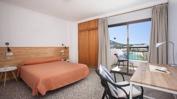 Caja fuerte, escritorio, tabla de planchar con plancha y wifi