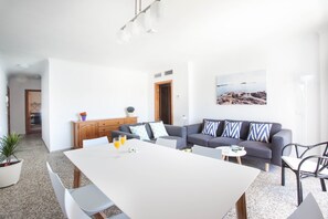 Escritorio, tabla de planchar con plancha, wifi