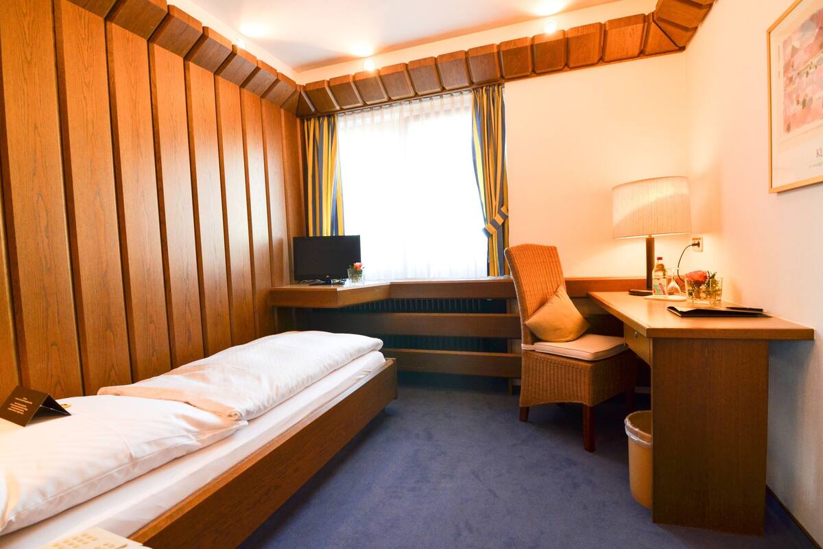 Standard Single Room | 1 bedroom, in-room safe, desk, cribs (free)