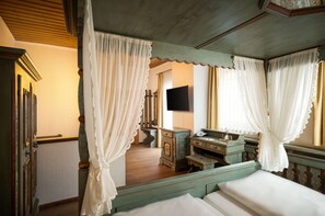 Suite junior | Ropa de cama hipoalergénica, minibar y escritorio