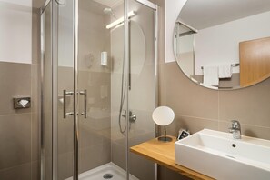Chambre Standard, 1 lit une place | Salle de bain | Articles de toilette gratuits, sèche-cheveux, chaussons