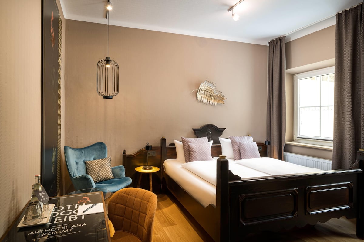 Standard Room, 1 Double Bed | Hypo-allergenic bedding, minibar, desk, laptop workspace