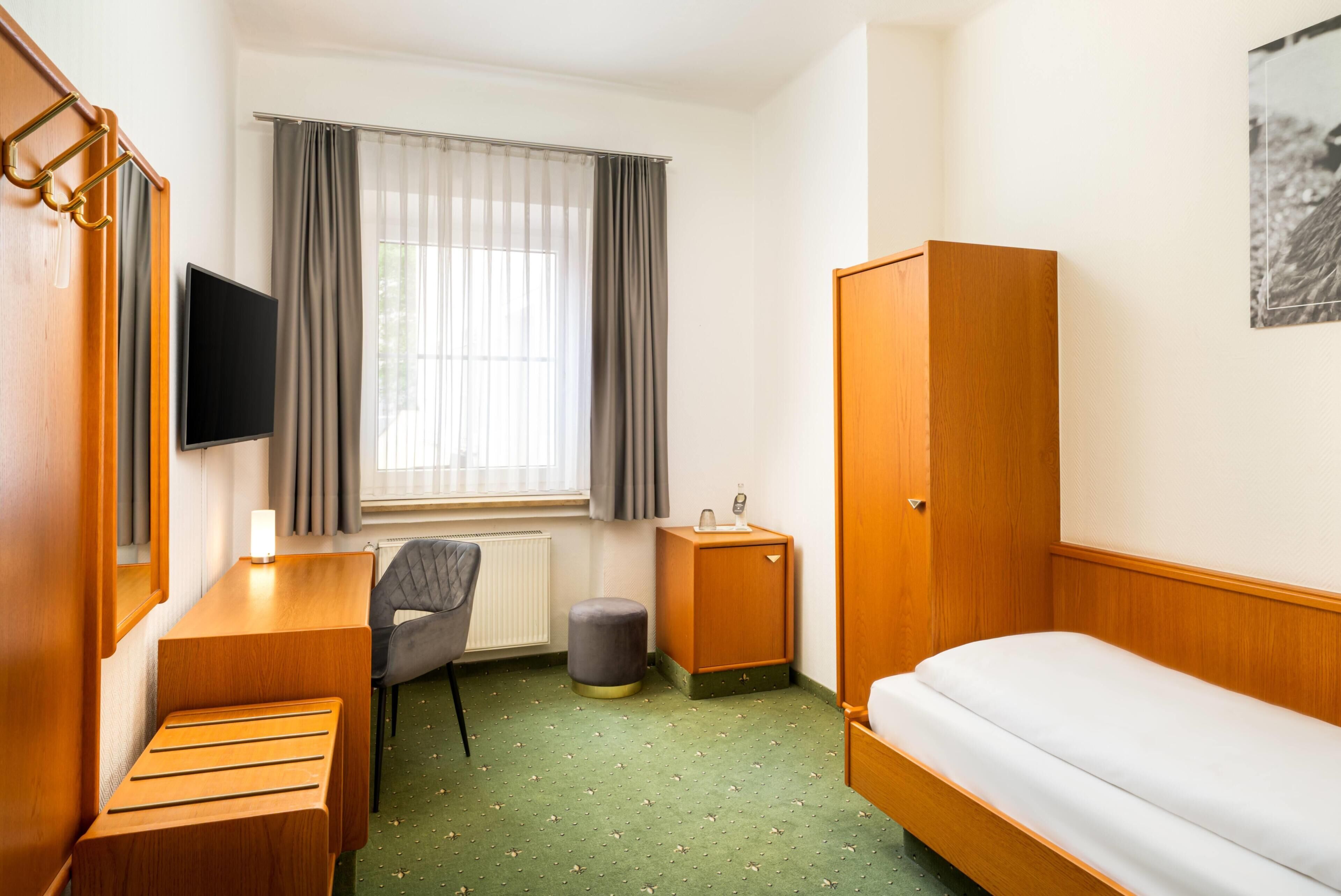 Quarto standard, 1 cama de solteiro | Roupas de cama antialérgicas, frigobar, escrivaninha