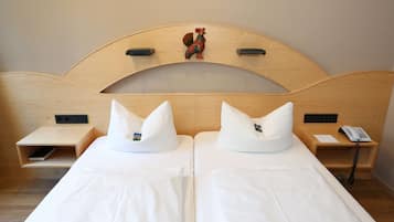 Hypo-allergenic bedding, minibar, desk, laptop workspace