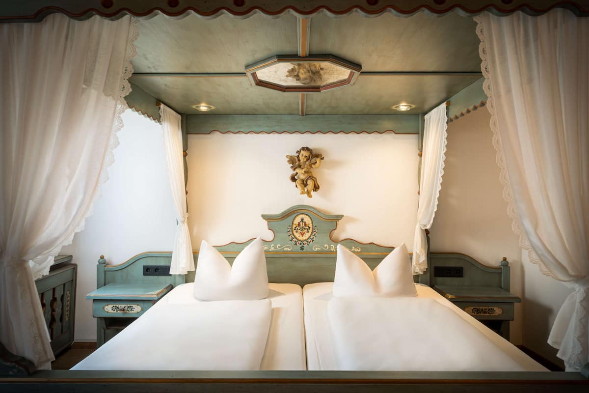 Hypo-allergenic bedding, minibar, desk, laptop workspace