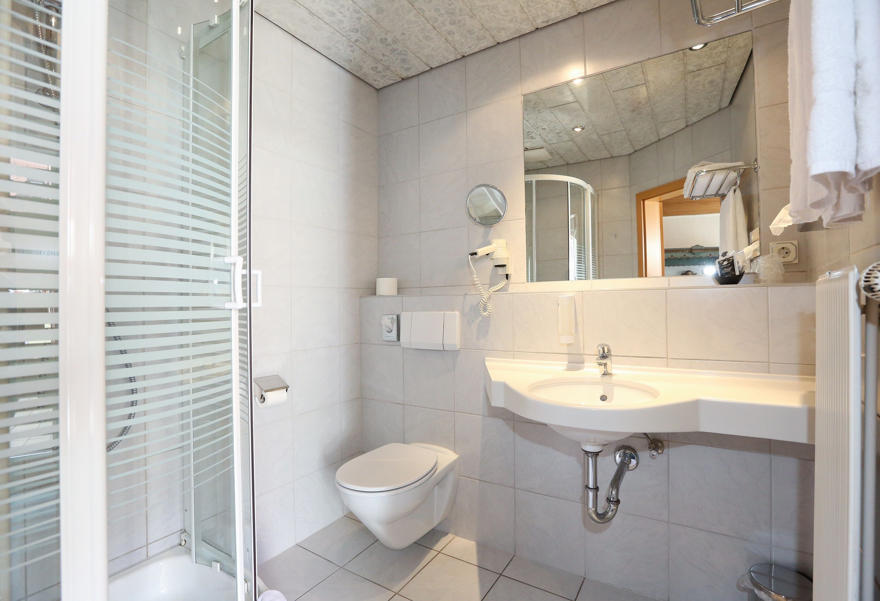 standard double room | bathroom | free toiletries, hair dryer, bathrobes, towels