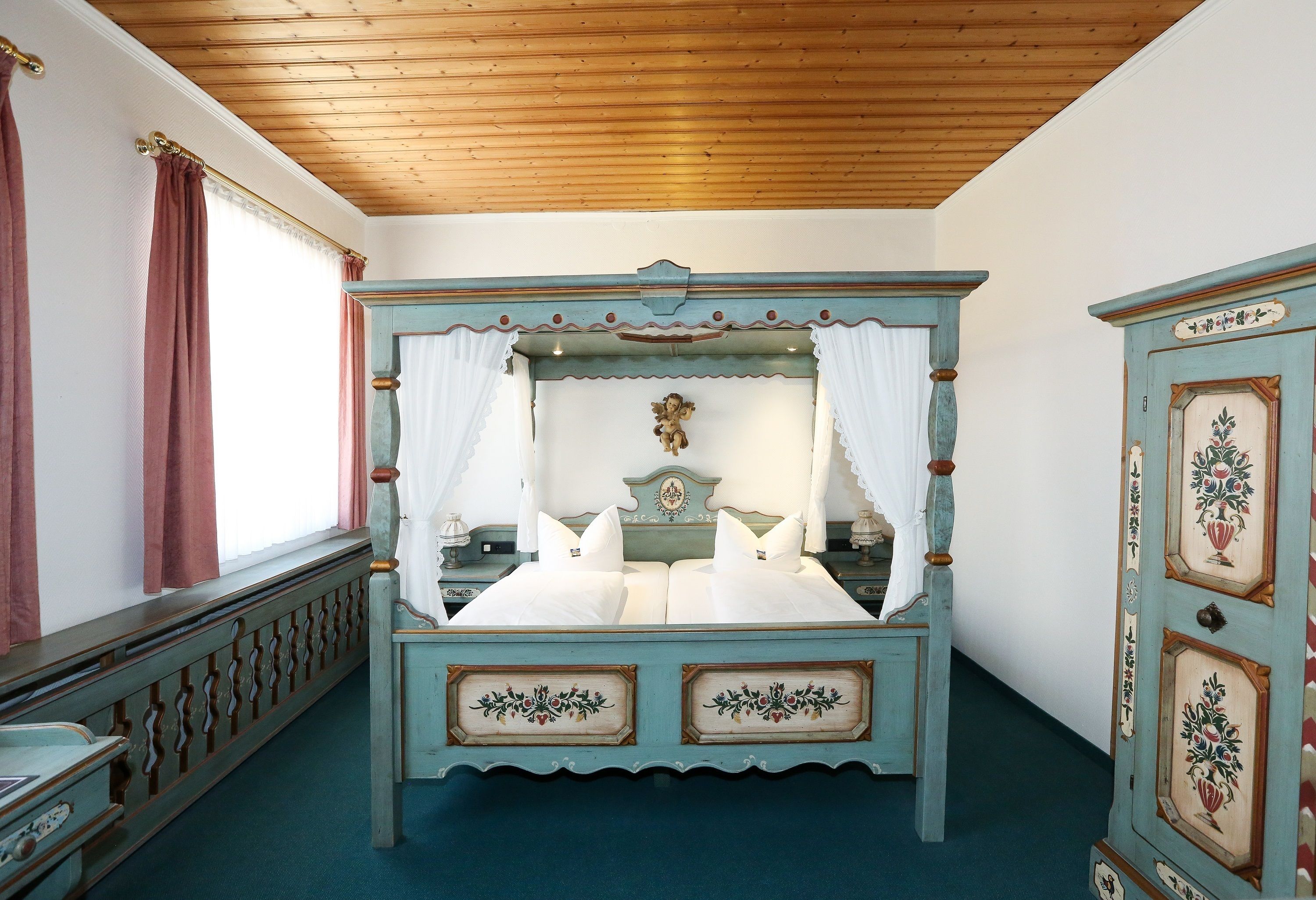 Roupas de cama antialérgicas, frigobar, escrivaninha