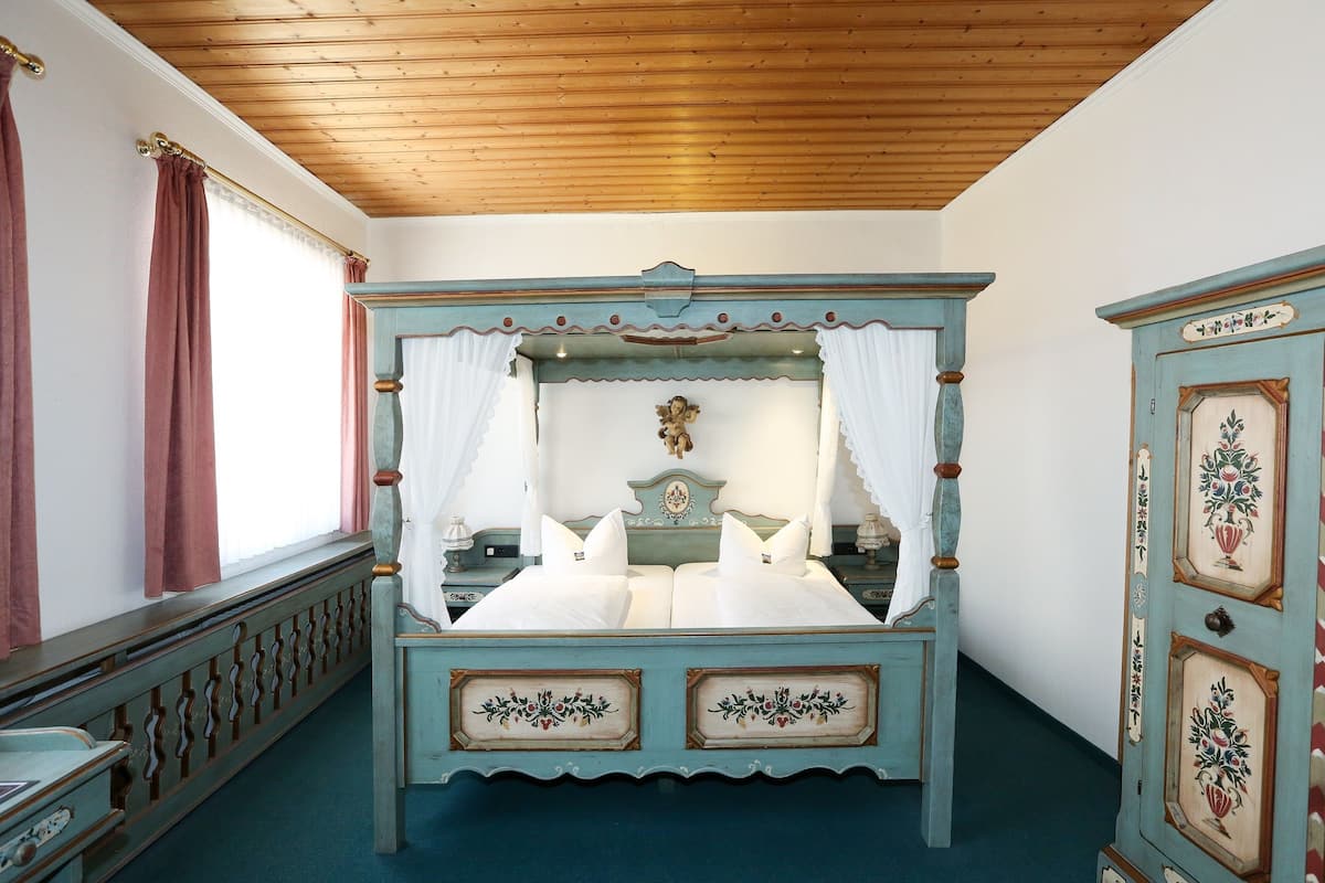 Hypo-allergenic bedding, minibar, desk, laptop workspace