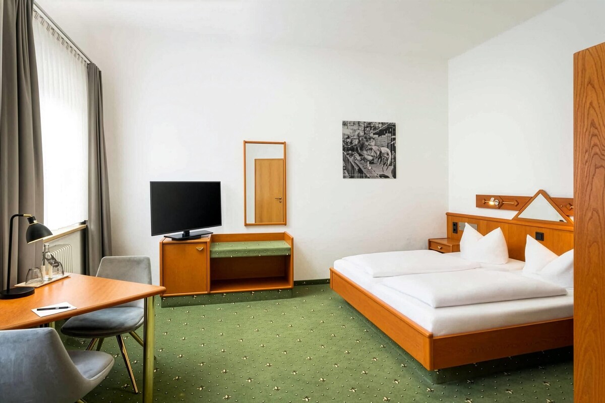 Standard Room, 1 Double Bed | Hypo-allergenic bedding available, minibar, in-room safe, desk