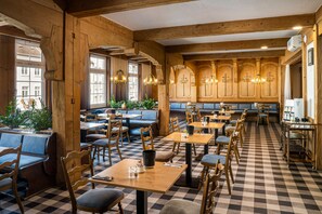 每日供应自助式早餐（每人 EUR 17）