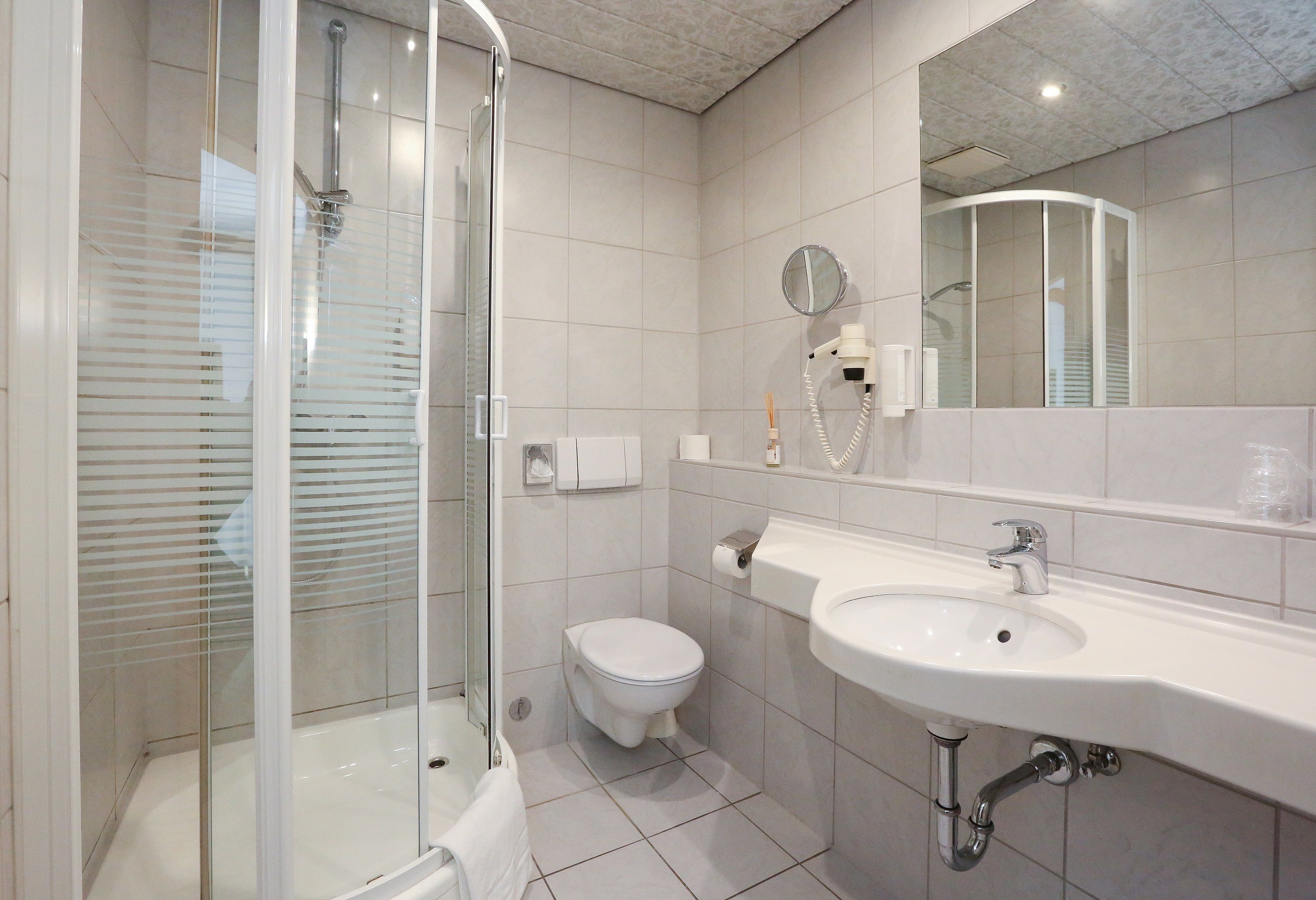 standard double room | bathroom | free toiletries, hair dryer, bathrobes, towels