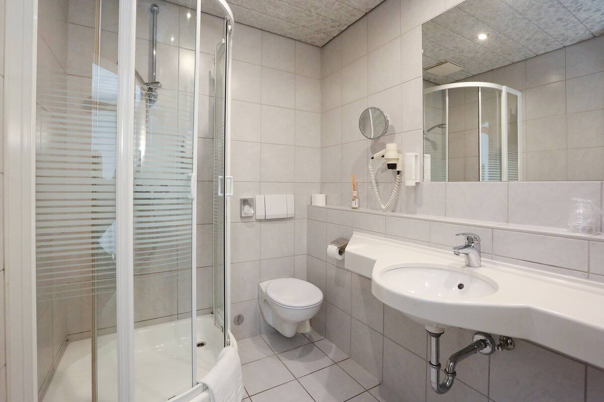 standard double room | bathroom | free toiletries, hair dryer, bathrobes, towels