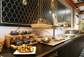 Desayuno buffet diario (EUR 17 por persona)