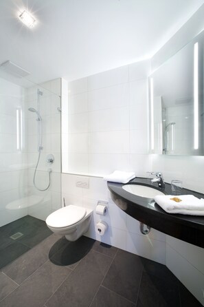 Habitación individual superior | Baño | Artículos de higiene personal gratuitos y secador de pelo