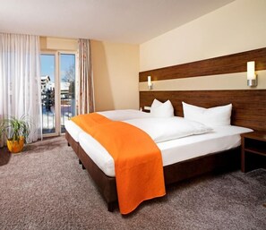 Habitación Confort doble | Colchones con acolchado adicional, caja fuerte, escritorio